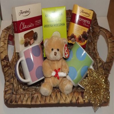 the gift shop Deluxe green tea with lemon & chocolate hamper