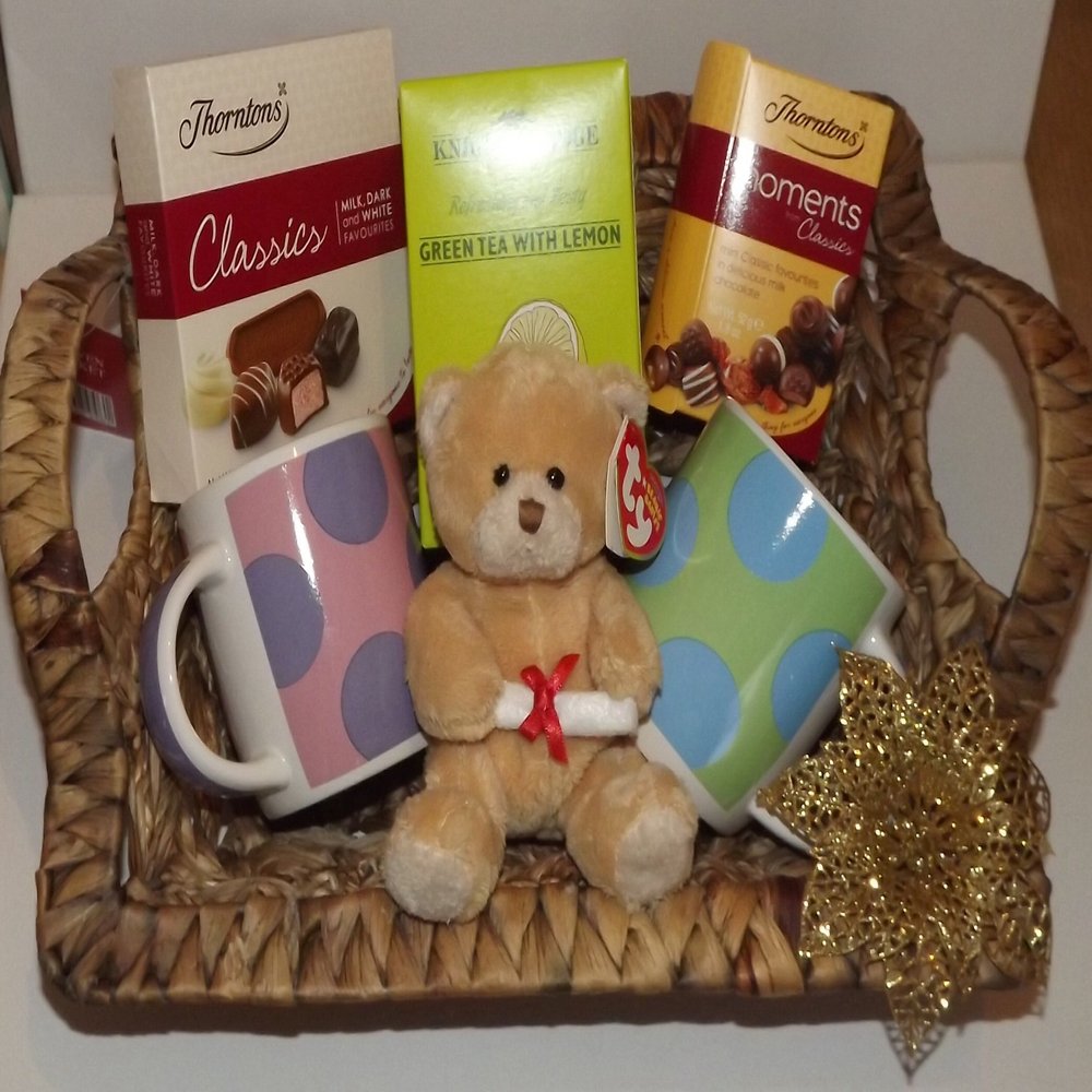 the gift shop Deluxe green tea with lemon & chocolate hamper