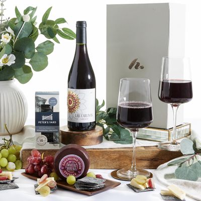 Artisan Cheese and Wine Hamper Spanish Garnacha Red Wine, Snowdonia Cheese & Black Pepper Crackers Luxury Wine Gift Set for Couples, Women & Men Birthday & Celebration Gift
