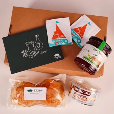 Devon Hampers Cream Tea Afternoon Tea Hamper for 2 - Fruit Scone Gift Set & Food Hamper Gifts - Fresh Fruit Scones, Strawberry Jam, Clotted Cream & Devonshire Tea Bags