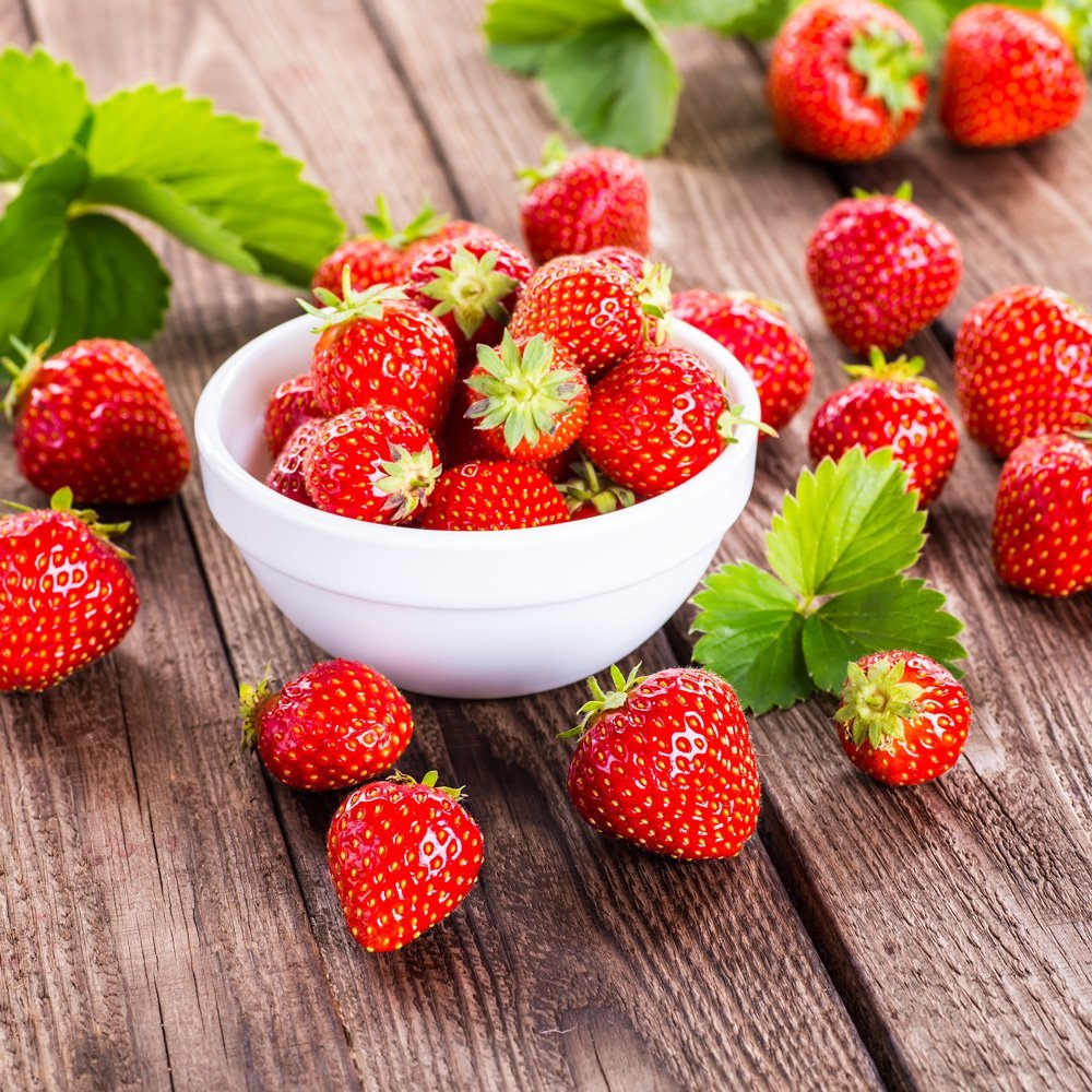 20 napkins bowl full of strawberries, food, fruit, summer, 33 cm x 33 cm.