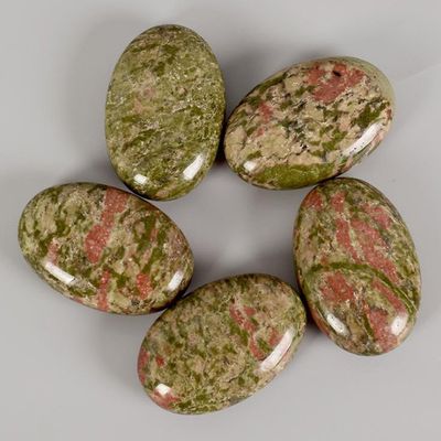2pcs /lot Natural Massage Stones Green Flowers Hot Stone for Spa Massage Therapy Hot Spa Rock Balancing Soothing Meditation Reiki or Worry Stones