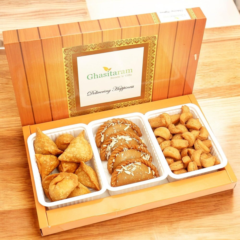Holi Hampers: Gujiya, Farsan Samosa and Mini Gujiya Namkeen Hamper