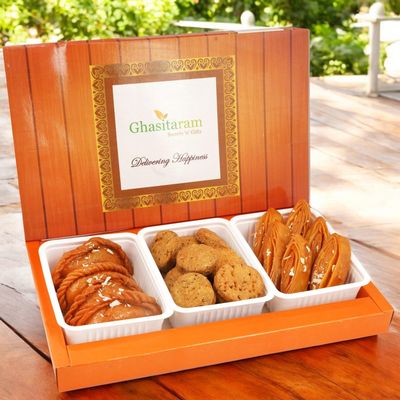 Assorted Box of Gujiyas, khaja and Methi Mathi