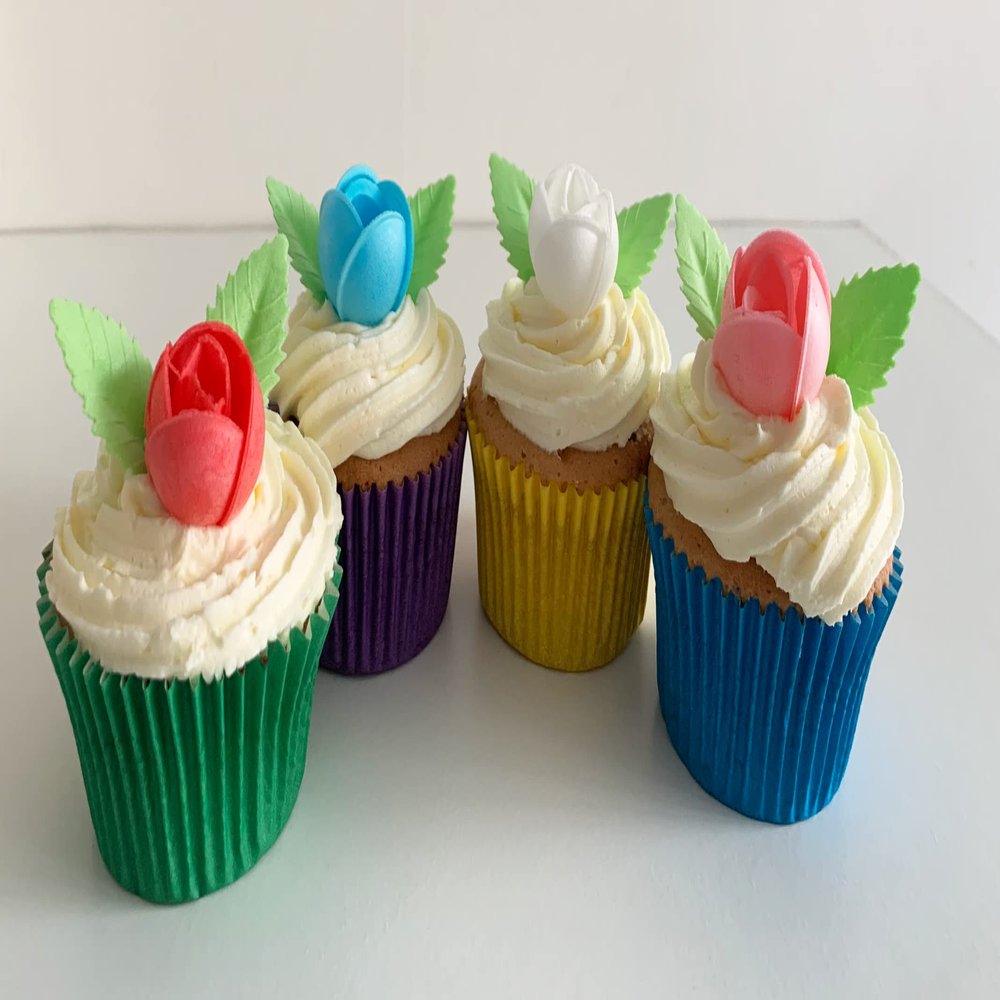 12 Pretty Mixed Colour Wafer Roses & 24 Wafer Leaves- Edible & Unique!