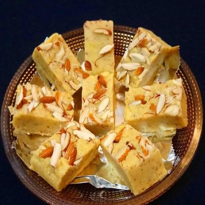 Pure Fresh Authentic Indian Sweets Mithai Ladoo, Kaju Barfi, Soan Papri, Baklawa, Rasgulla, Gulab Jamun, Ras Malai for Celebrate Any Occassion (Soan Papri, 500 Gram)