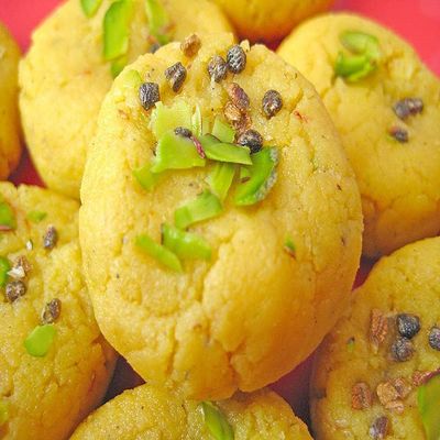 Sweet Food Yellow Peda 1kg 1Kg Indian Traditional Sweet Best Gift For All Occasions Raksha Bandhan, Rakhi, Marriage, Diwali, Holi, Ganesh Chaturthi Festival Treat For Family & Friend