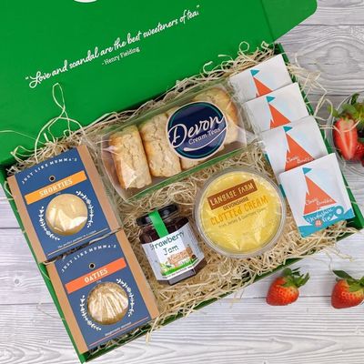 Devon Afternoon Tea Hamper for 2-4 | Cream Tea Hamper, 4 Scones, 4 Teabags, Jam, Cream & Biscuits | Gifts for Women, Food Hampers for Men | Fathers Day, Birthday, Anniversary or Special Occasions