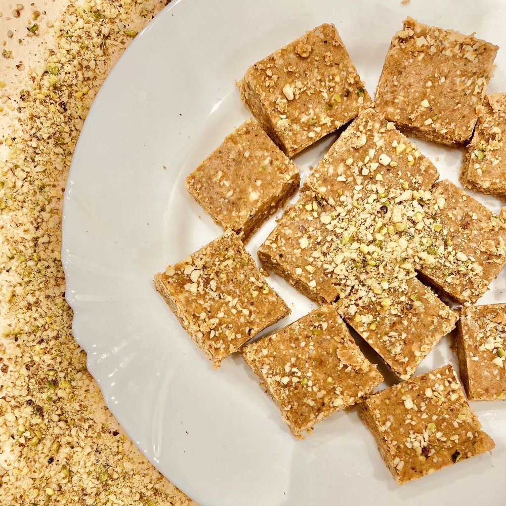 1kg Magaj: Experience the Golden Delight of Handcrafted Indulgence with Wholesome Almonds and Pistachios for an Irresistible Crunch!