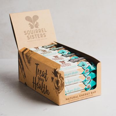 Squirrel Sisters - Peanut Caramel Natural Protein Bar (16 x 40 g), No Added Sugar, Plant-Based, Vegetarian, Vegan, Gluten-Free, Energy Snack with Peanuts, Dates, Sultanas, Sunflower & Pumpkin Seeds