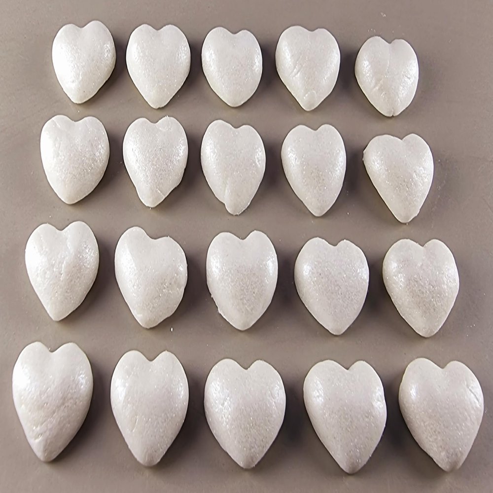 20 x edible 3D 20mm hearts, icing toppers, cake cupcakes decorations T058 (Ice White)