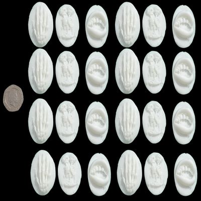 24 x edible 3D Halloween tokens disks icing toppers, cake cupcakes decorations (Honey Gold)
