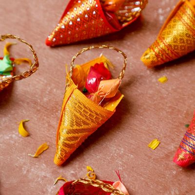 Desi Favors Cone Shaped Haldi Kumkum | Haldi & Kumkum Pooja Gift, Housewarming Gifts, Wedding Gift - Made in India - Yellow & Red 3 Inch (Pack of 10)