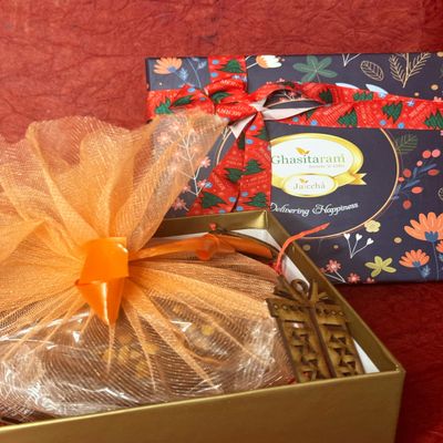 Jaiccha Ghasitaram Christmas Gift Hamper Box with 500 GMS Plum Cake and Tags