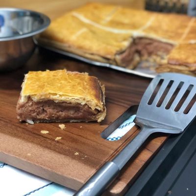 Large Corned Beef & Onion Pie (8 Portions)  Traditional British Party Food, Hearty Multi-Portion Meat Pie for Family Gatherings & Celebrations  Easy to Heat, Delivered Fresh