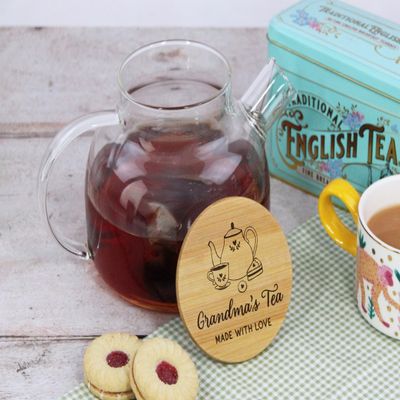 eBuyGB Personalised Mum Tea Pot, Borosilicate Glass Cup of Tea Pot with Wooden Lid & Strainer, A Cup of Tea with Grandma Makes Everything Better, Gifts for Nana, Friend, Birthday