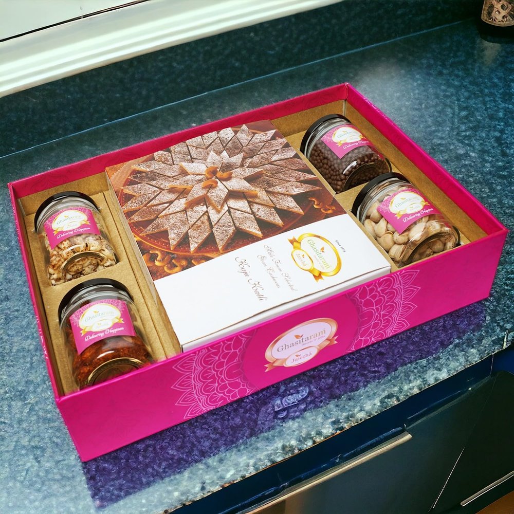 Ghasitaram Gifts Jaiccha Ghasitaram Big Hamper Tray of Kaju Katlis, Peri Almonds, Pistachios, Wheat Puffs and Choco Rice Crispies|Diwali,Birthday,Anniversary,Gift for Her,Him,Mothers Day,Fathers Day|