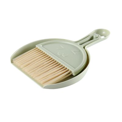 Apexare Juego de mini recogedor de escoba con adorable diseo de cara sonriente, cepillo de limpieza compacto de mano y recogedor combinado para escritorios y teclados, porttil y (Green)