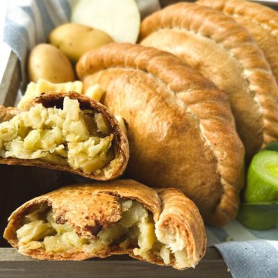 Cornish Hampers & Gifts 4x Traditional Gourmet Cornish Cheese & Onion Pasties - Elegant Packaging - Great As A Gift - Pasty Hamper - Birthdays, Anniversary & Special Occasions