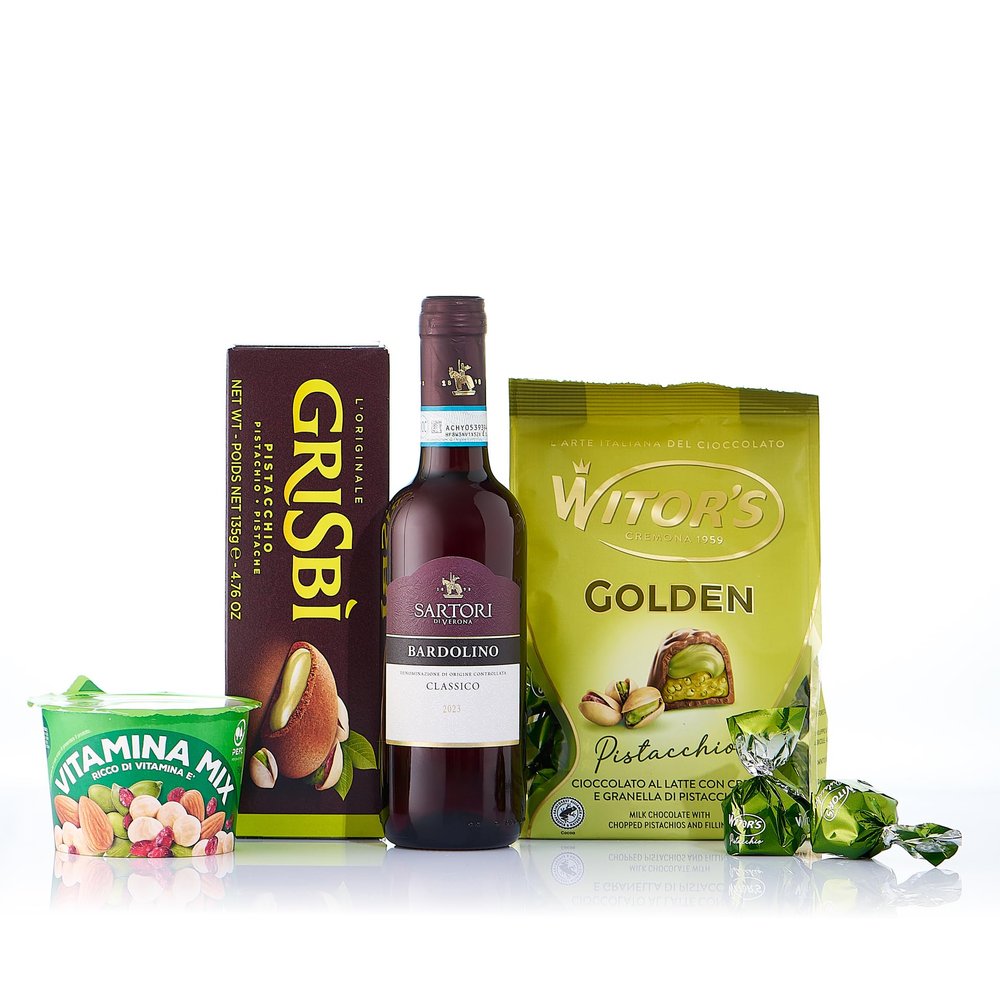 Caravella Fine Food - Gift set "Pistachio n1" - Bardolino 2023 Italian Red wine 50 cl, Pistachio Milk Chocolates, Chocolate cookies with Pistachio cream, Vitamine mix Crunchy Snack
