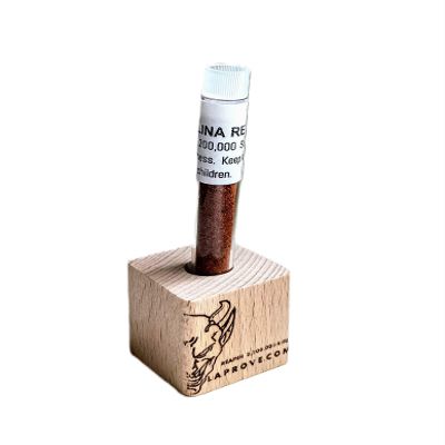 Carolina Reaper in a beechwood cube with rounded sides 2g