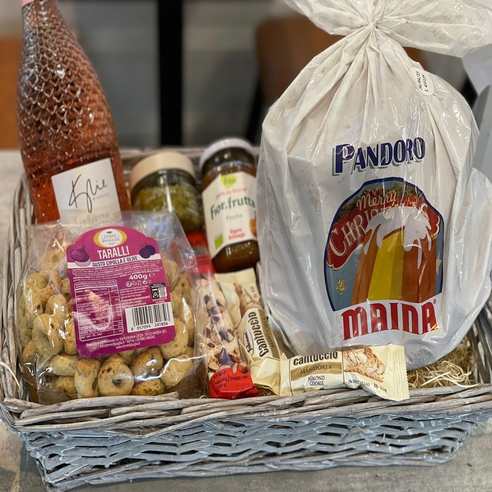 Christmas Hamper Crazy For Pasta Sweet Italian Finest Food Hamper Italian products, packed with cellophane. Handcrafted with real Italian Products (Savoury - Medium)