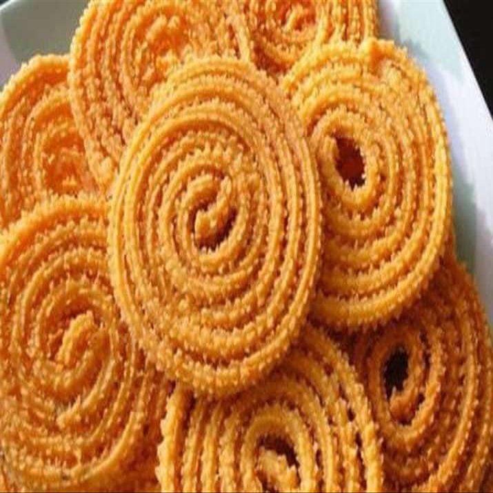 Traditional Rice & Wheat Flour Chakri (Chakli) Crunchy Snack with Sesame Seeds & Spices (Pack of 1 * 7 piece)