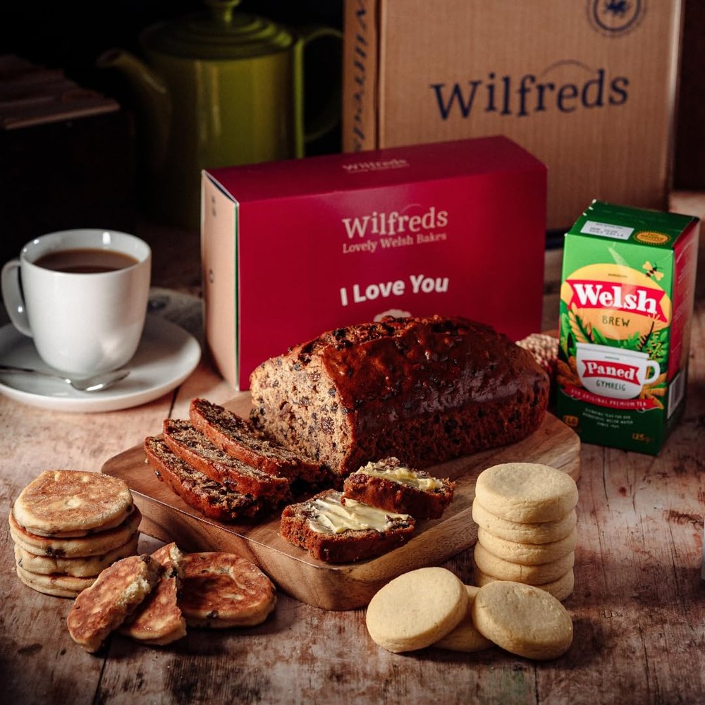 Wilfreds Welsh Gift Tea Hamper Bara Brith Fruit Cake, Welsh Cakes, Shortbread & Tea Afternoon Tea Hamper, Birthday Gifts, Thank You & New Home Gift (I Love You Sleeves)