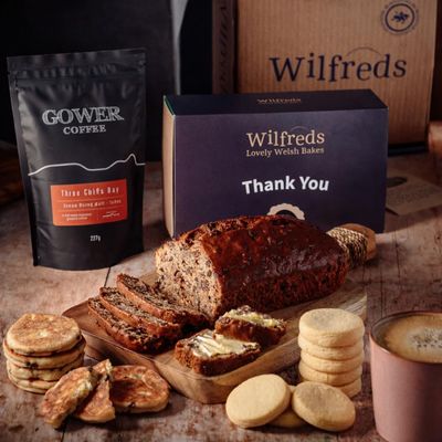 Wilfreds Welsh Coffee Gift Set Luxury Hamper with Gower Coffee, Bara Brith Loaf, Welsh Cakes & Shortbread Gifts for Men & Women (Thank You Sleeves)