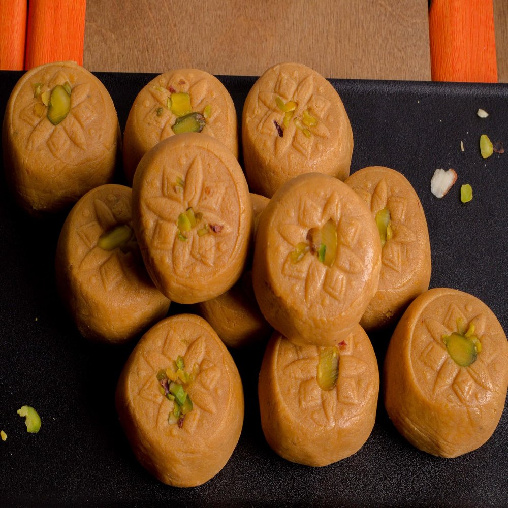 Diwali Special Premium Indian Mawa Peda Traditional Milk Sweet, Rich & Creamy Mithai for Festivals & Celebrations Freshly Made, Traditional Mithai for Festivals & Gifting (4 Piece)