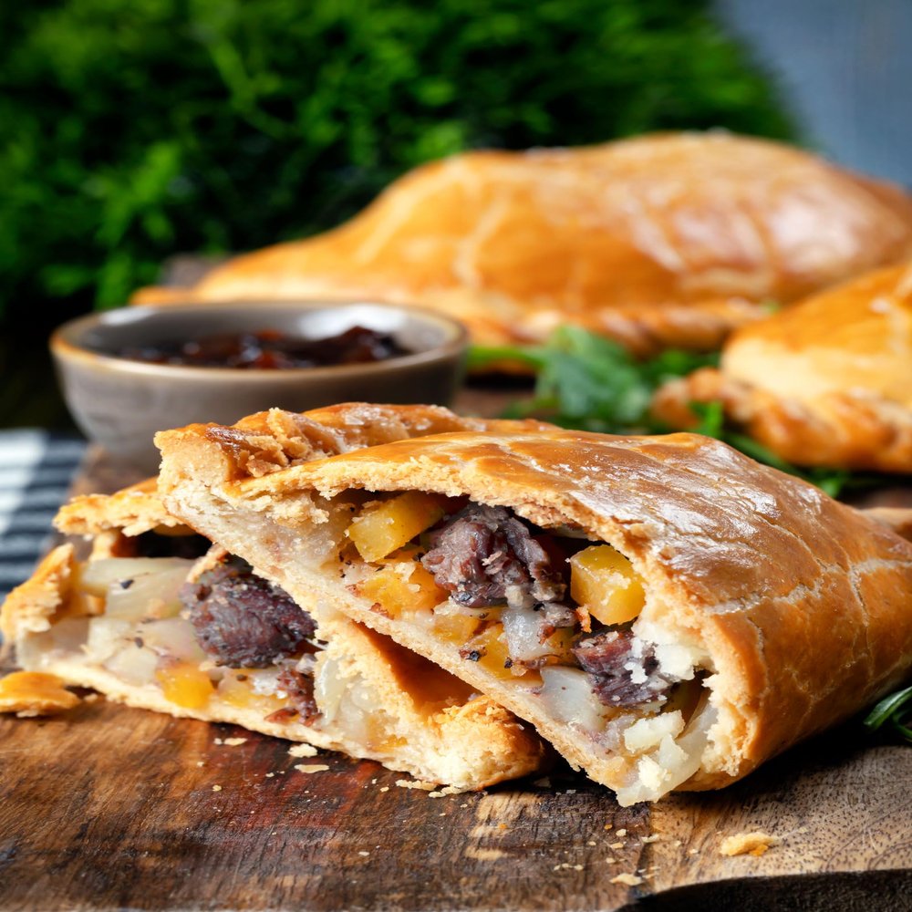 Cornish Hampers & Gifts 8x Traditional Medium (283g) Gourmet Cornish Steak Pasties Gift Hamper Set Elegant Packaging.
