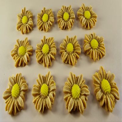 12 x Edible 3D 30mm Daisies Daisy flowers icing toppers, cake cupcakes T117 (Honey Gold)
