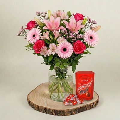 Fleur De Luxe Blushing Heart Fresh Flower Bouquet With Chocolates For Valentines Day Gift Romantic Red And Pink Roses With Seasonal Foliage Hand Tied Arrangement For Her Him Wife Girlfriend
