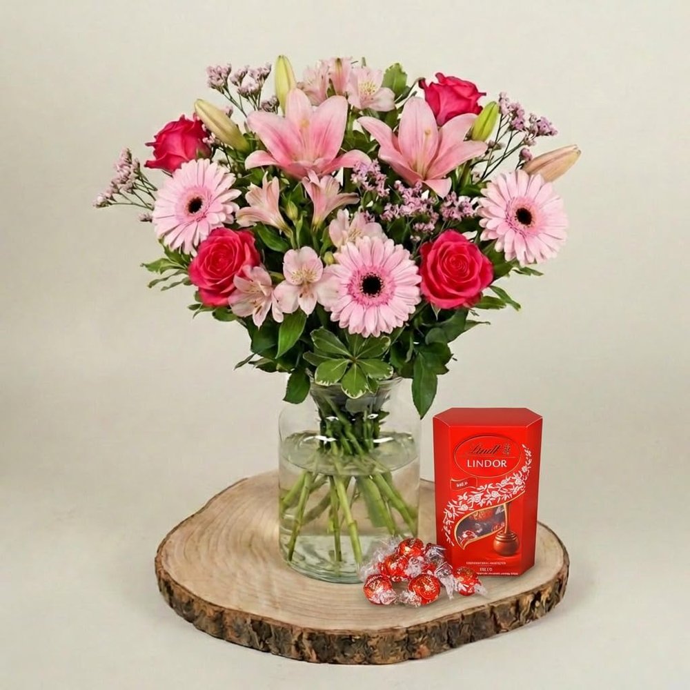 Fleur De Luxe Blushing Heart Fresh Flower Bouquet With Chocolates For Valentines Day Gift Romantic Red And Pink Roses With Seasonal Foliage Hand Tied Arrangement For Her Him Wife Girlfriend