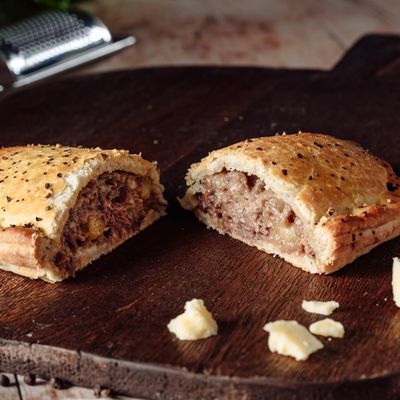 Wilfreds Steak & Cheese Welsh Oggie Pasties 6 Pack | Extra Large Traditional Pasties Made in Wales | Steak & Mature Cheddar Filling | Chilled Ready to Heat Pasty