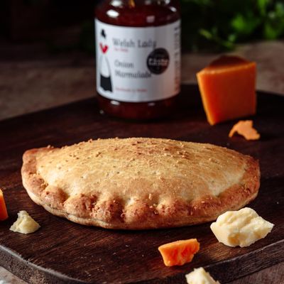 Wilfreds The Big Cheese Welsh Oggie Pasties 6 Pack | Extra Large Cheese Pasties Made in Wales | Mature Cheddar & Tangy Chutney Filling | Chilled Ready to Heat Vegetarian Pasty